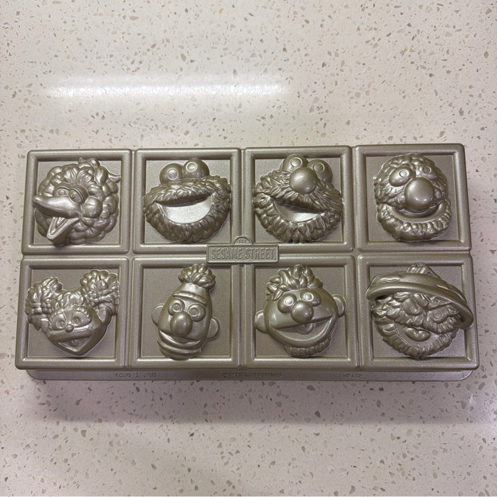 Nordic Ware Sesame Street Pull Apart Block Cake Pan Mold 2012 9 Cups 2.1 Liters